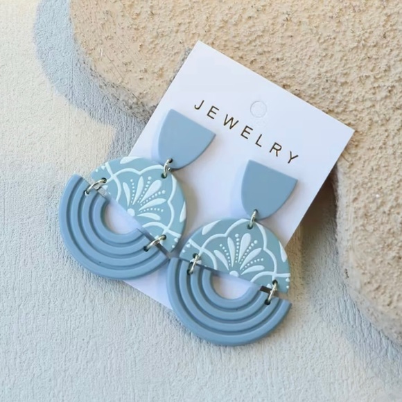 🇨🇦 Handmade Lightweight Clay Earrings - Picture 2 of 5